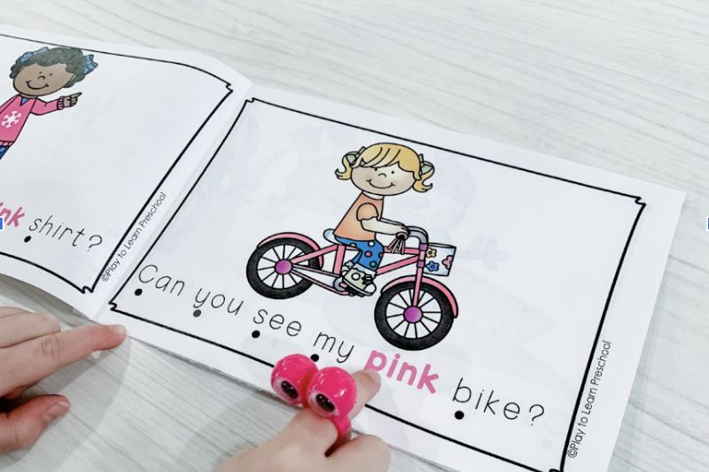 professora demonstrando o conceito de palavra durante a leitura