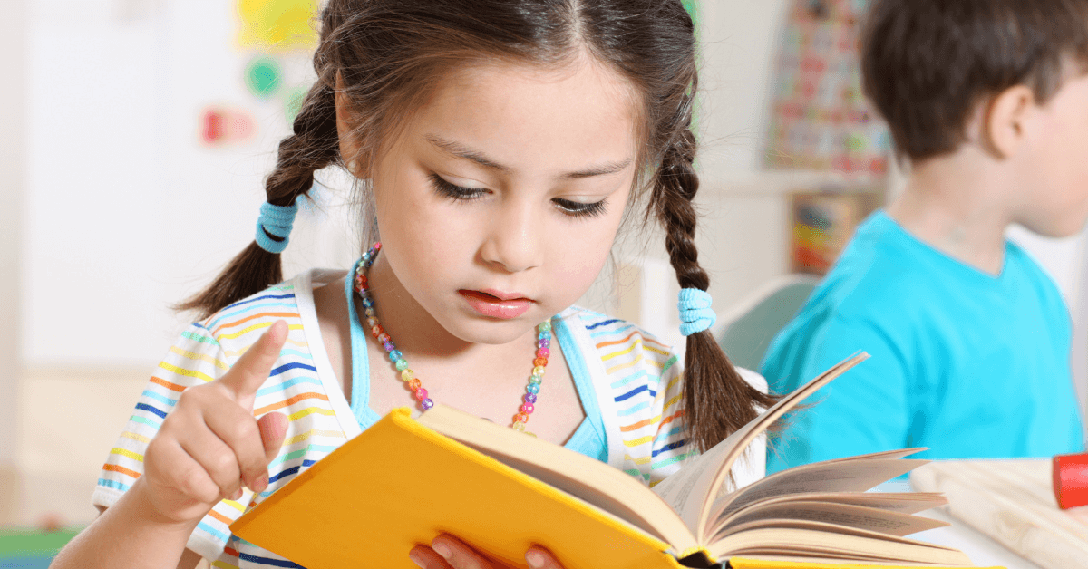 Criança aprendendo a ler com apoio da Ciência da Leitura